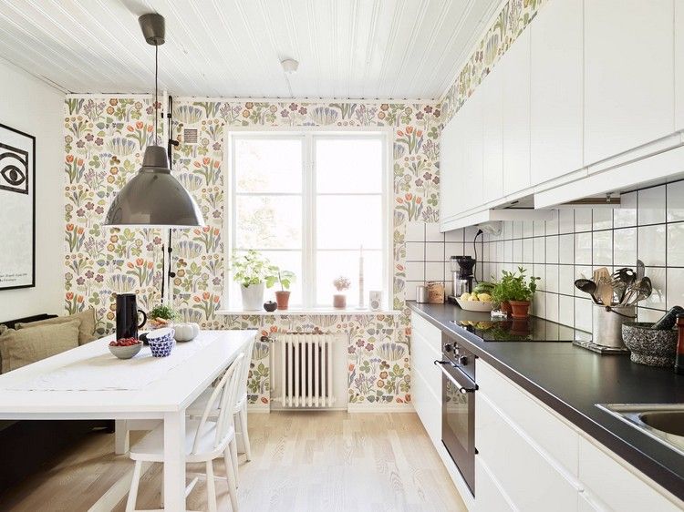 kök-tapeter-idéer-färgglada-motiv-blommamotiv-vår