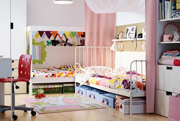 flickrum-möbler-barnrum-set-två-sängar-roligt-kreativt-rum-design
