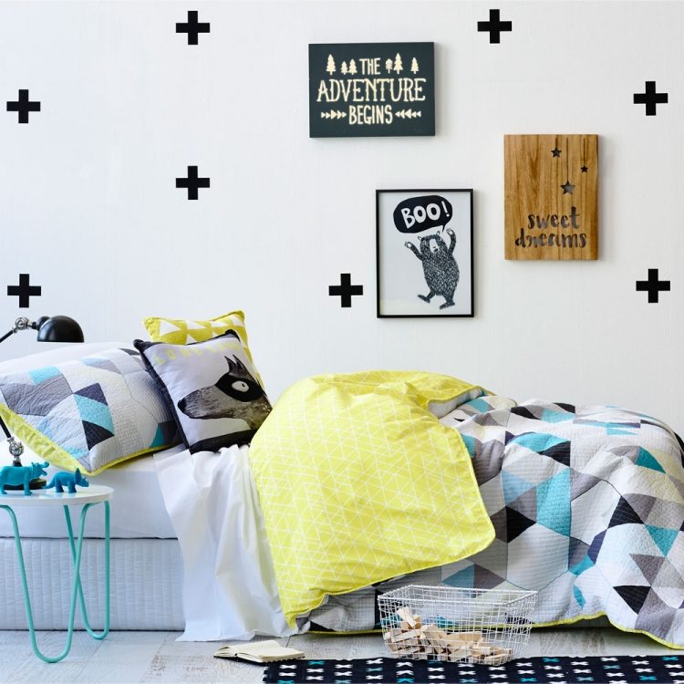 flickrum-möbler-barnrum-uppsättningar-roliga-vägg-design-svart-vita-kors-bilder-sängkläder