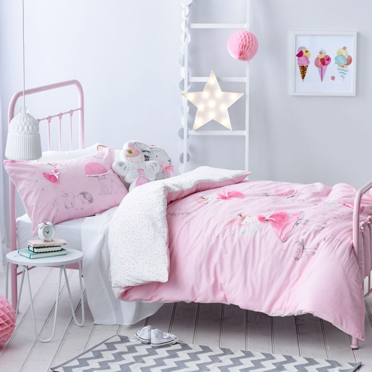 flickrum-möbler-barnrum-set-enkla-vita-rosa-sängkläder-metall säng-skandinaviska