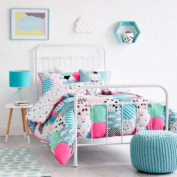 flickrum-möbler-barnrum-set-vit-turkos-kudde-täcke-lapptäcke-rosa-skandinavisk-design