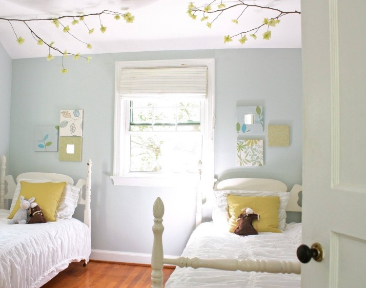 flickrum-möbler-barnrum-set-vita-två-sängar-fönster-dekoration-grenar-gula-blad-kuddar