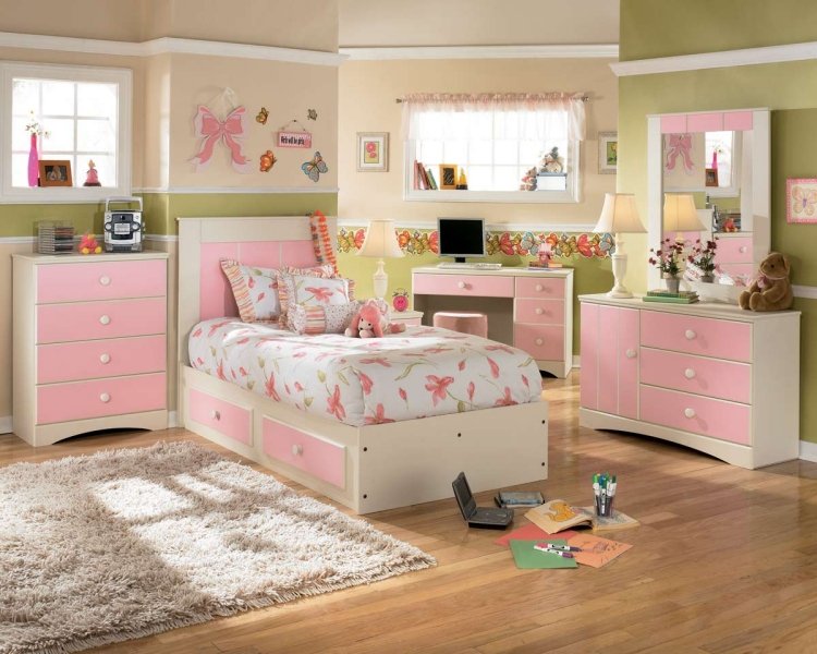 flickrum-möbler-barnrum-uppsättningar-rosa-vit-grön-trä-golv-tapeter