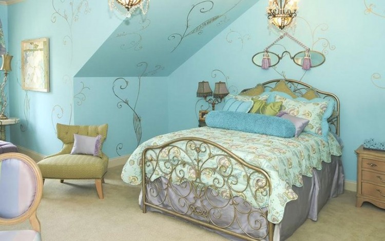 flickrum-möbler-barnrum-set-princess-säng-guld-ljusblå-sängkläder-kuddar