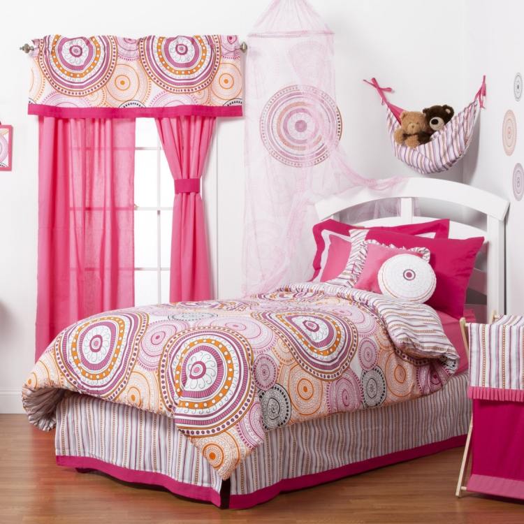 flickrum-möbler-barnrum-set-rosa-vita-ränder-cirklar-kuddar-gardiner