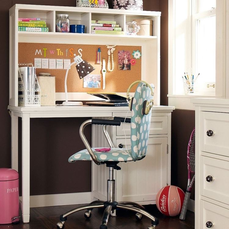 flickrum-möbler-barnrum-uppsättningar-vitt-skrivbord-svängbar stol-klädsel-blå-prickar-bräda