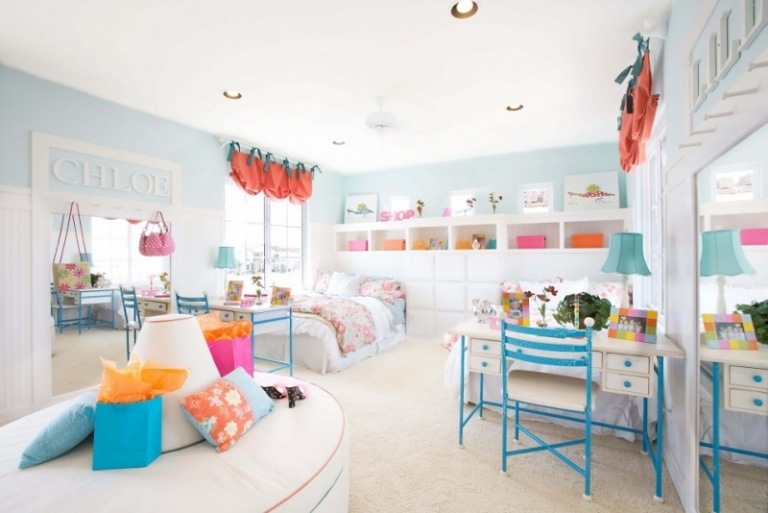 Flickrumsmöbler-barnrumssatser-vit-ljusblå-två-sängar-skrivbord-rymliga