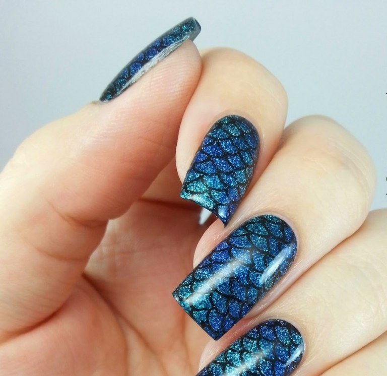 Mörkblått glitter nagellack och skalor av svart färg