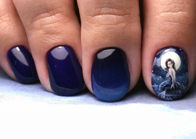 Dessa mörkblå naglar imiterar natten och har en sjöjungfru som motiv