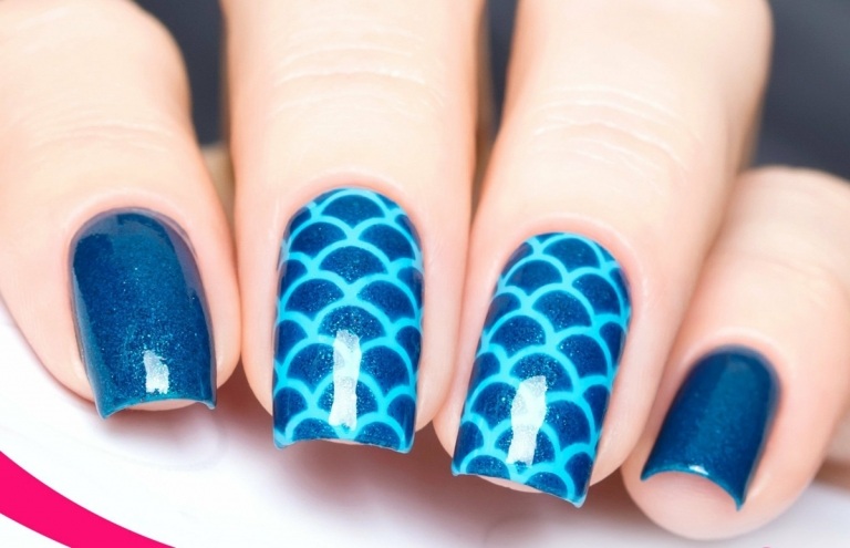 Sjöjungfrunaglar i mörkblått och ljusblått med skalmönster