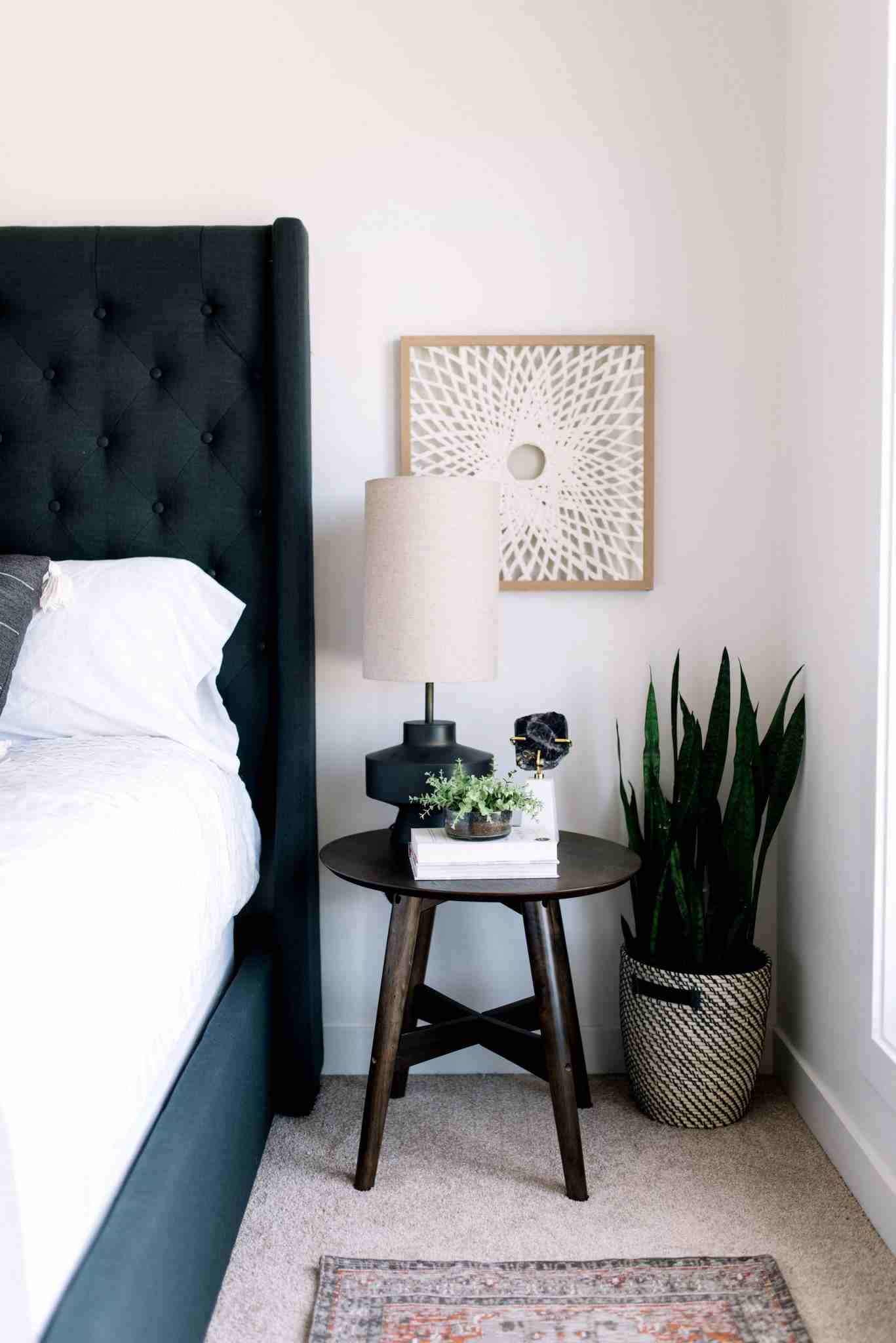 Sängbord dekoration rustikt träbord hus växter sovrum möbler modern