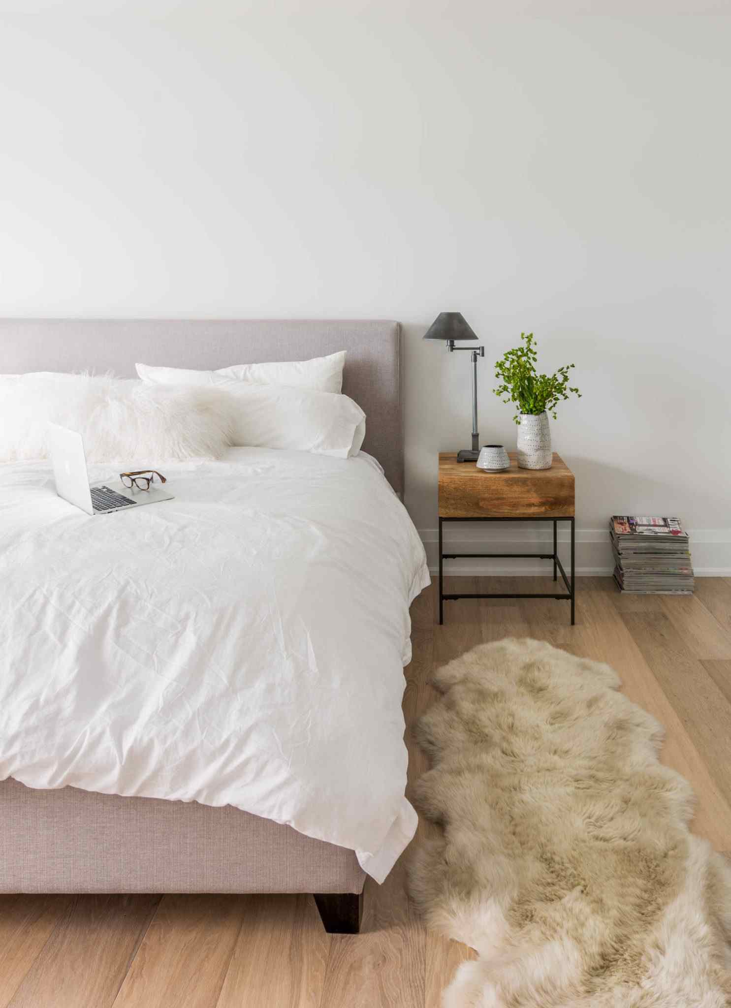 Nattduksdekoration minimalistisk modern matta trägolv sovrum uppsättning