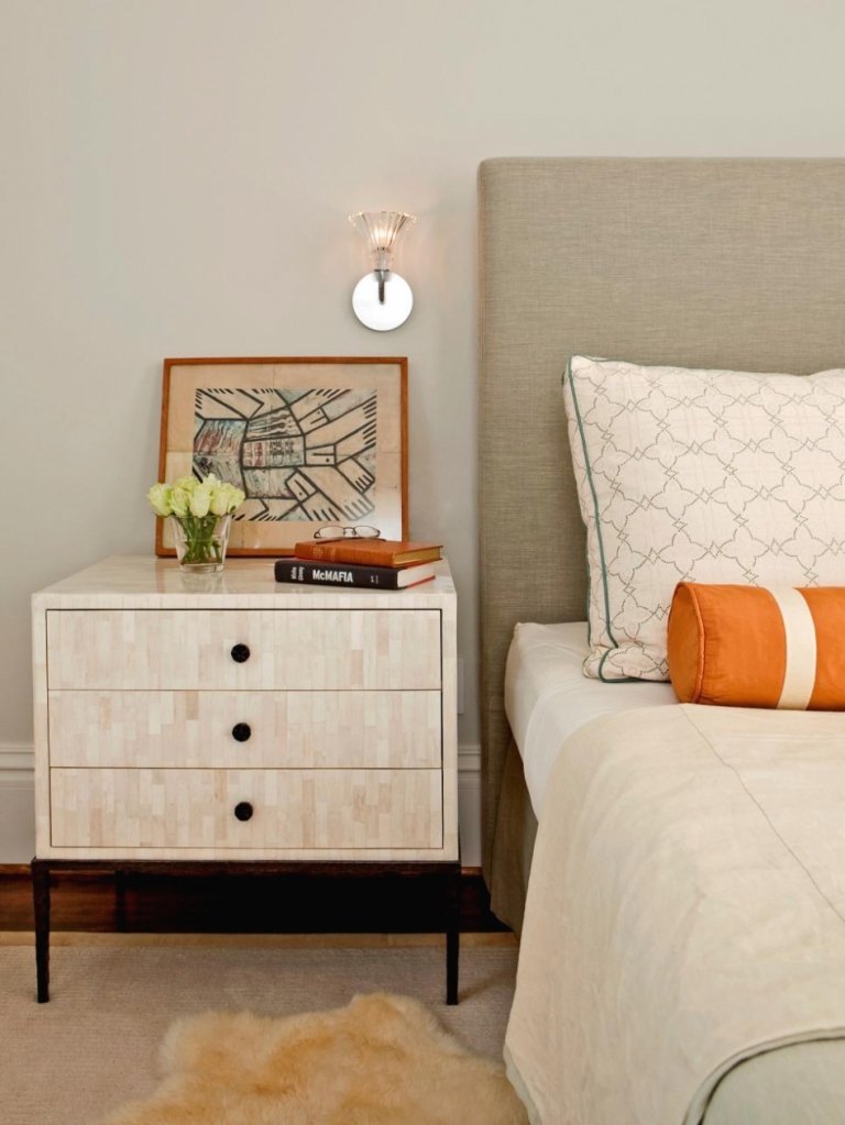 Sängbord dekoration treskåp bildram sovrum modern inredning levande trender 2019