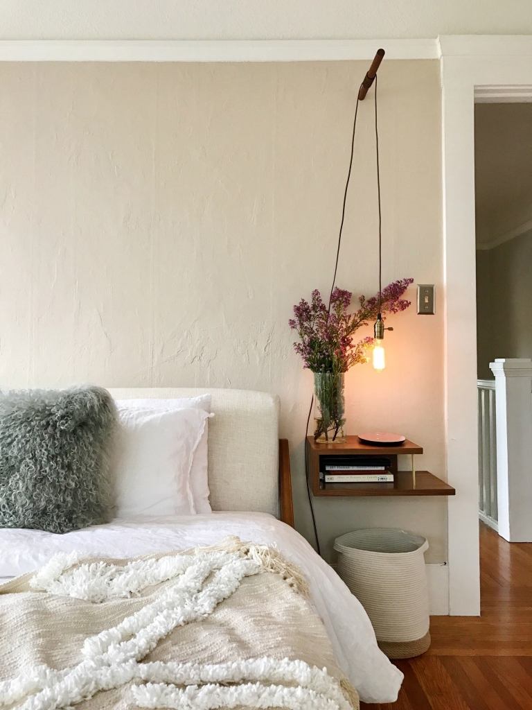 Sängbord dekoration hängande litet sovrum uppsättning tips trägolv