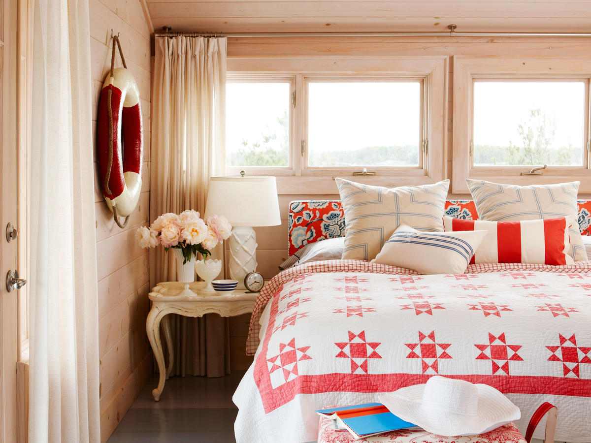 Sängbord dekoration blomma lampa sängkläder färgglada sovrum möbler levande trender 2019
