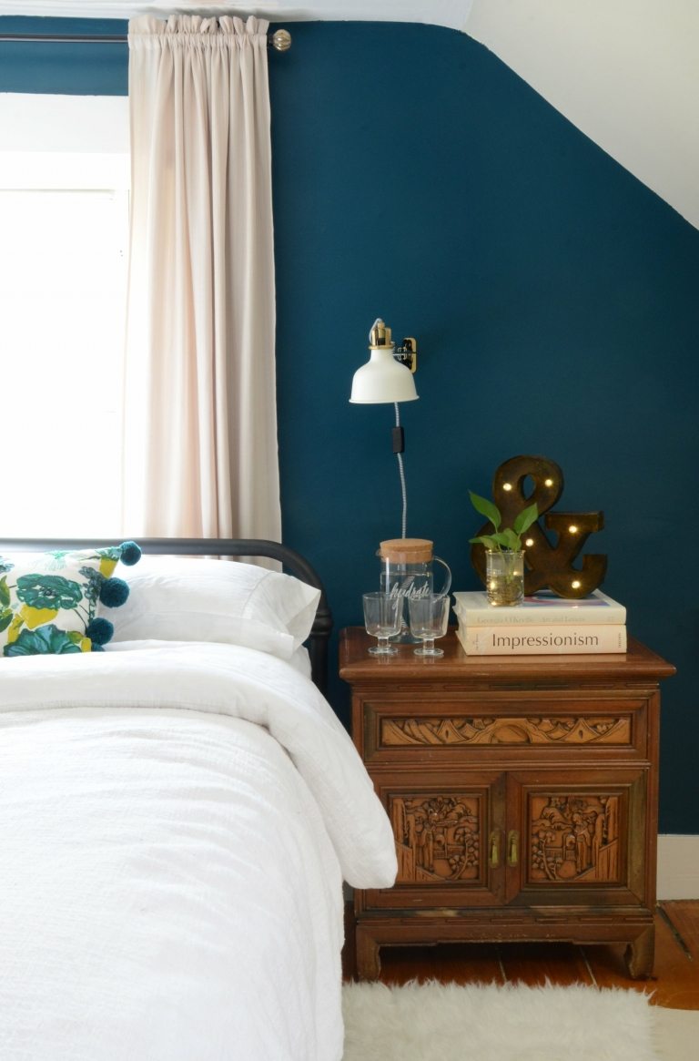 Sängbord dekoration Holzscheank lampa krukväxt färg vägg blå