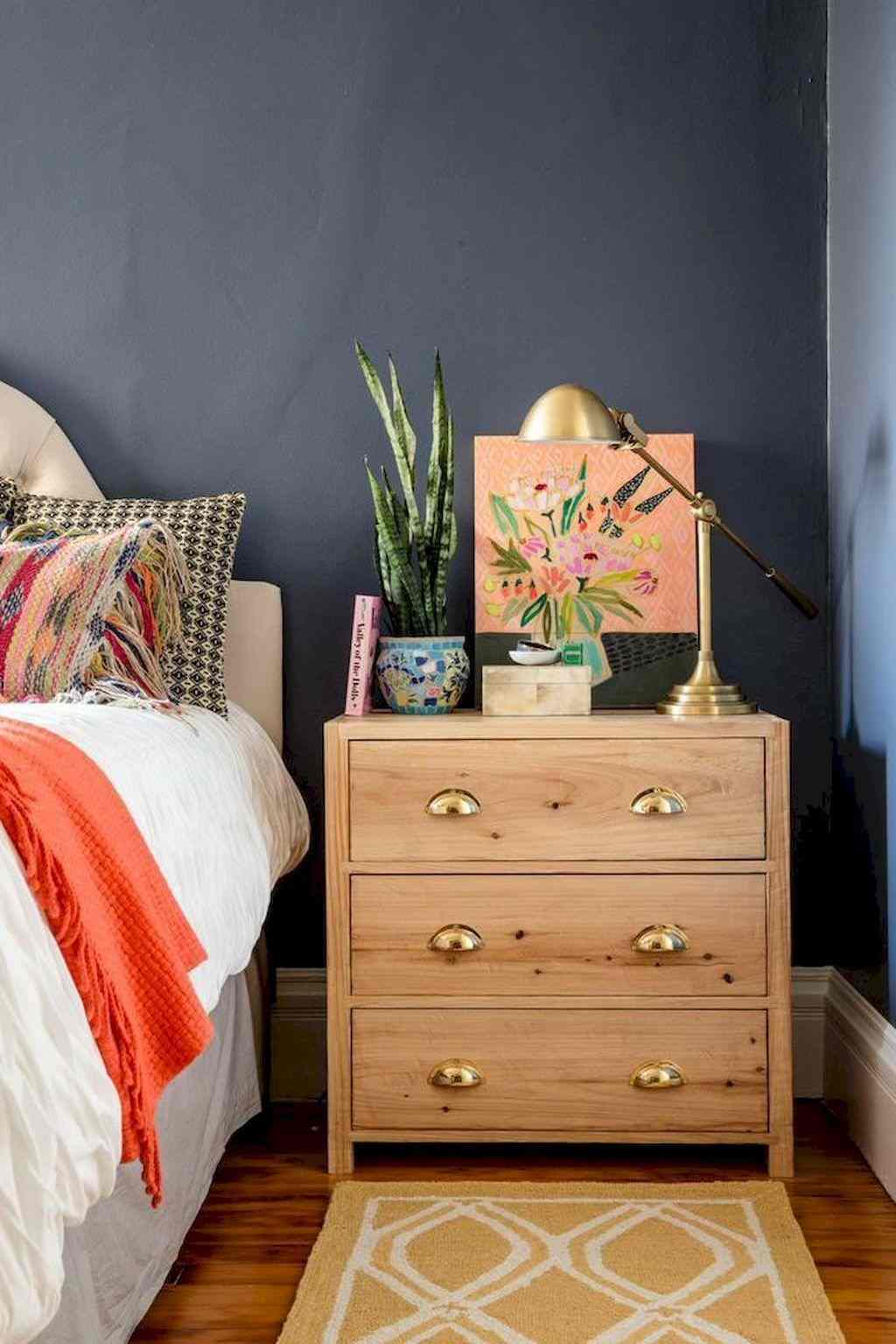 Träbord sängbord dekoration treskåp krukväxt matta grå vägg färg modern