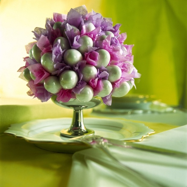 påsk dekoration bord idéer bollägg mjukpapper lila