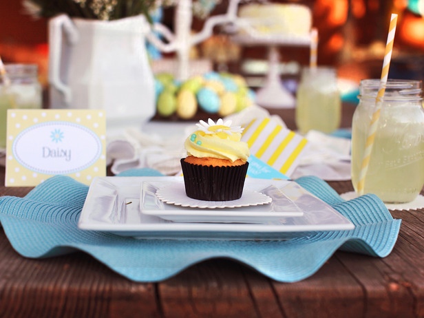 Påsk-dekoration-bord-idéer-ljusblå-gul-cupcake-tallrik