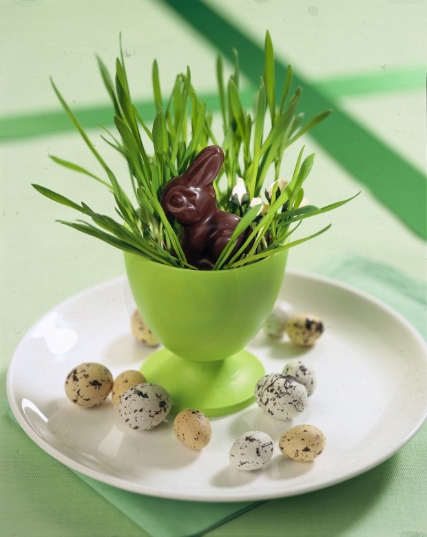 Påsk dekoration bord idéer choklad kanin ägg kopp gräs
