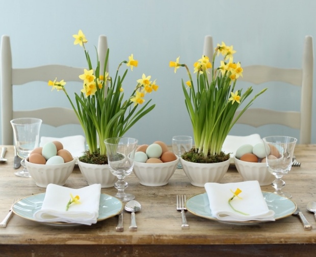 Påsk dekoration bord idéer påskliljor ägg skål pastellfärger
