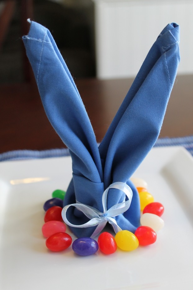 Påsk dekoration på bordet idéer färger servett kanin vik godis