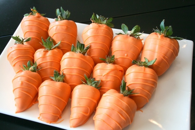påsk dekoration bord idéer jordgubbar morötter apelsinglasyr