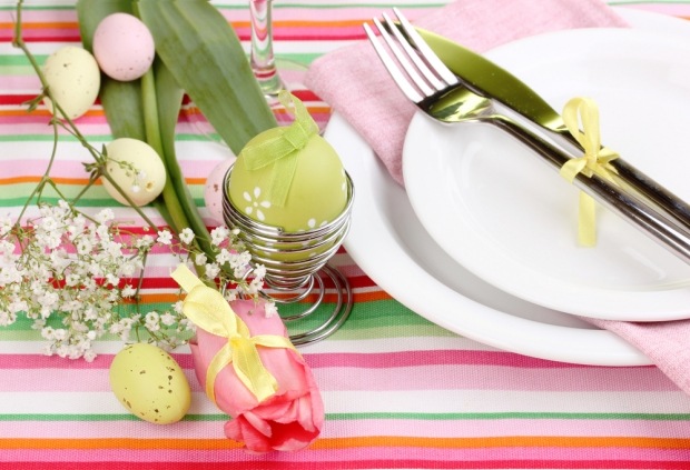 påsk dekoration bord idéer färgglada bordsduk blommor ägg