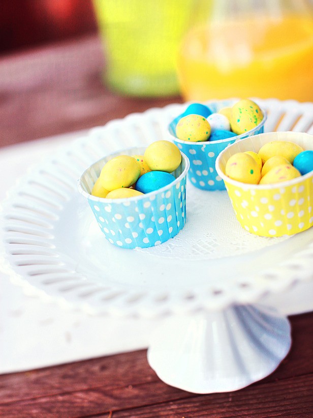 Påsk dekoration bord idéer godis blå gula ägg kaka stativ
