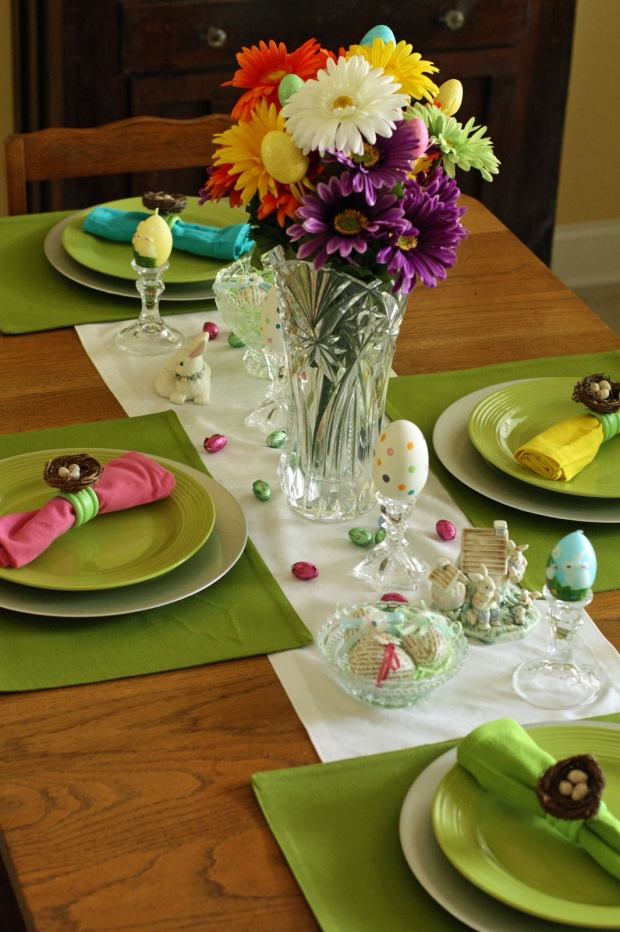 Påsk dekoration bord idé bukett ägg godis servettringar