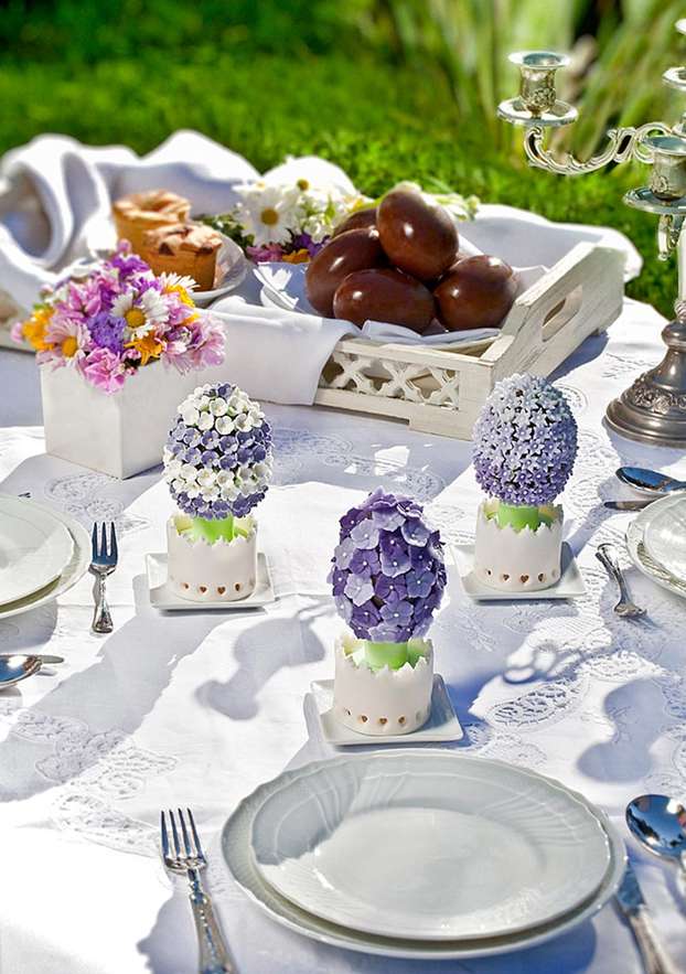 påsk dekoration bord idéer utanför ägg blommor choklad ägg