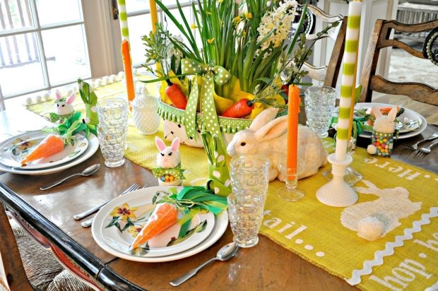 Påskpynt på bordet löpare morötter godis kaniner ljus