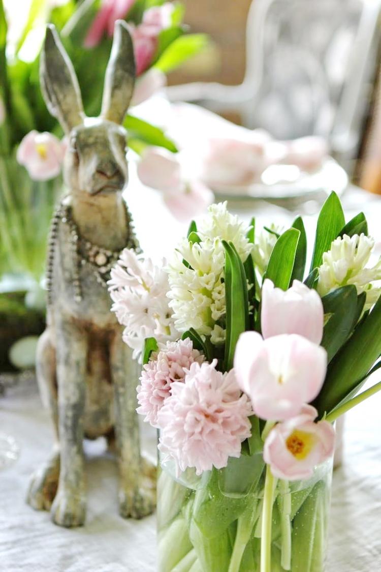 påsk-dekoration-idéer-vår-bord-dekoration-vår-blommor-tulpaner-kanin-vas-färsk