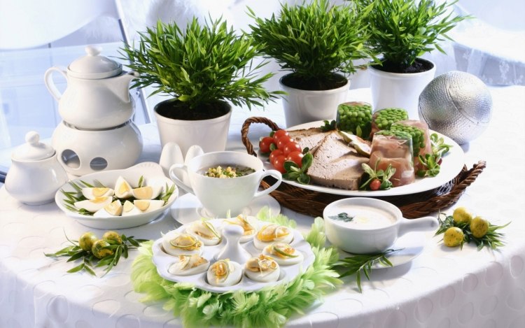 påsk dekoration-idéer-vår-bord dekoration-festlig-frukost-grön-ägg-vit