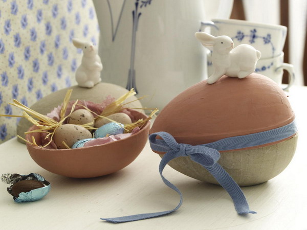 idéer påsk påskhare som maler ägg