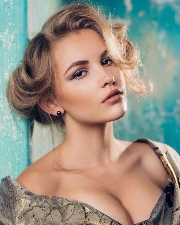 fest-frisyrer-lätt-att-göra-själv-vintage-örhängen-eyeliner