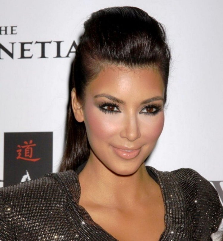 fest-frisyrer-volym-top-of-the-head-sideways-smoothed-make-up-do-it-yourself-kim-kardashian