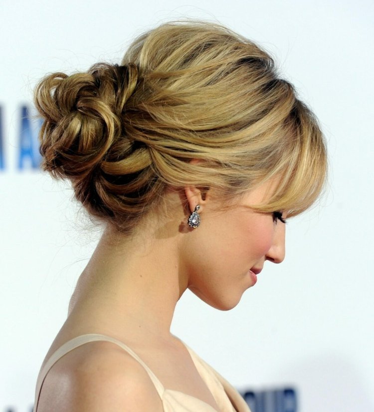 fest-frisyrer-bulle-casual-updo-örhängen