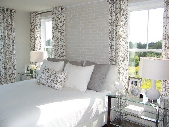 mönstrade-sovrum-gardiner-vit-grå-blommig-prydnad-fönsterskydd