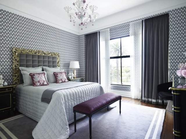 färger-sovrum-akromatiska-tapeter-mönster-fina gardiner