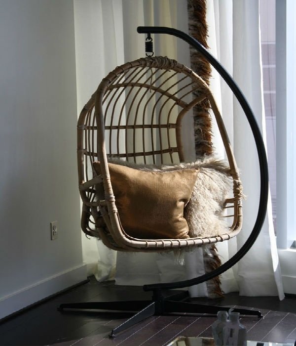 Hängande stol med ram inre exteriör matchande dekorativa kuddar