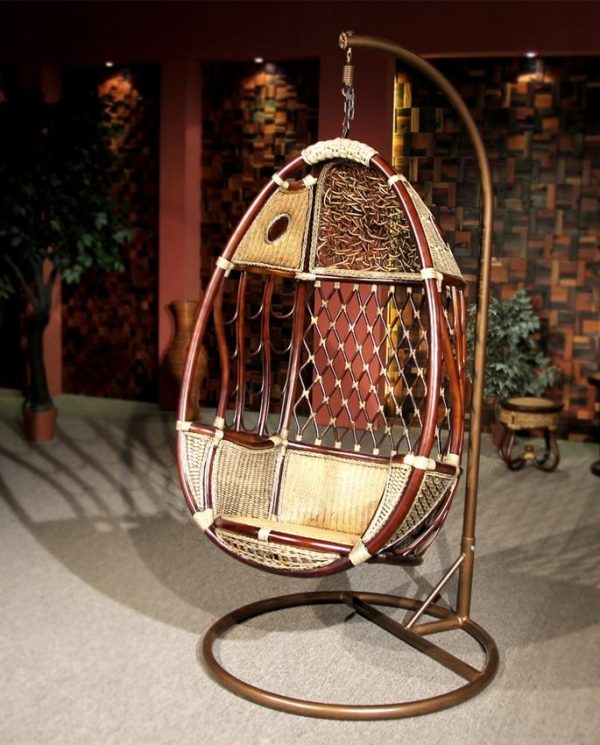 Hängande stol med ram intressant design trä material trädgård