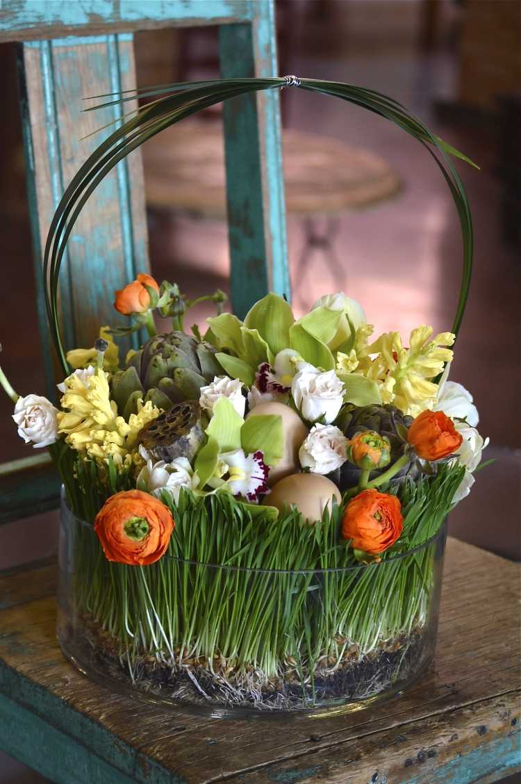 vår-bord-dekoration-blommor-påsk-ägg-färsk-gräsmatta-blommor-korg-dekoration-glas-behållare