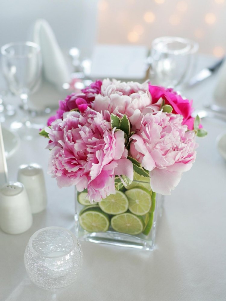 vårbord-dekoration-blommor-påskägg-lime-frukt-pion-rosa-glas-vas