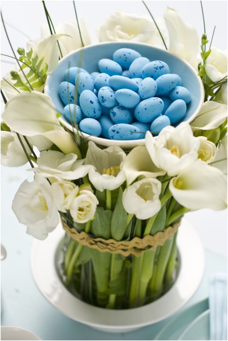 vårbord-dekoration-blommor-påsk-ägg-vita-tulipenn-vaktelägg-ägggodis