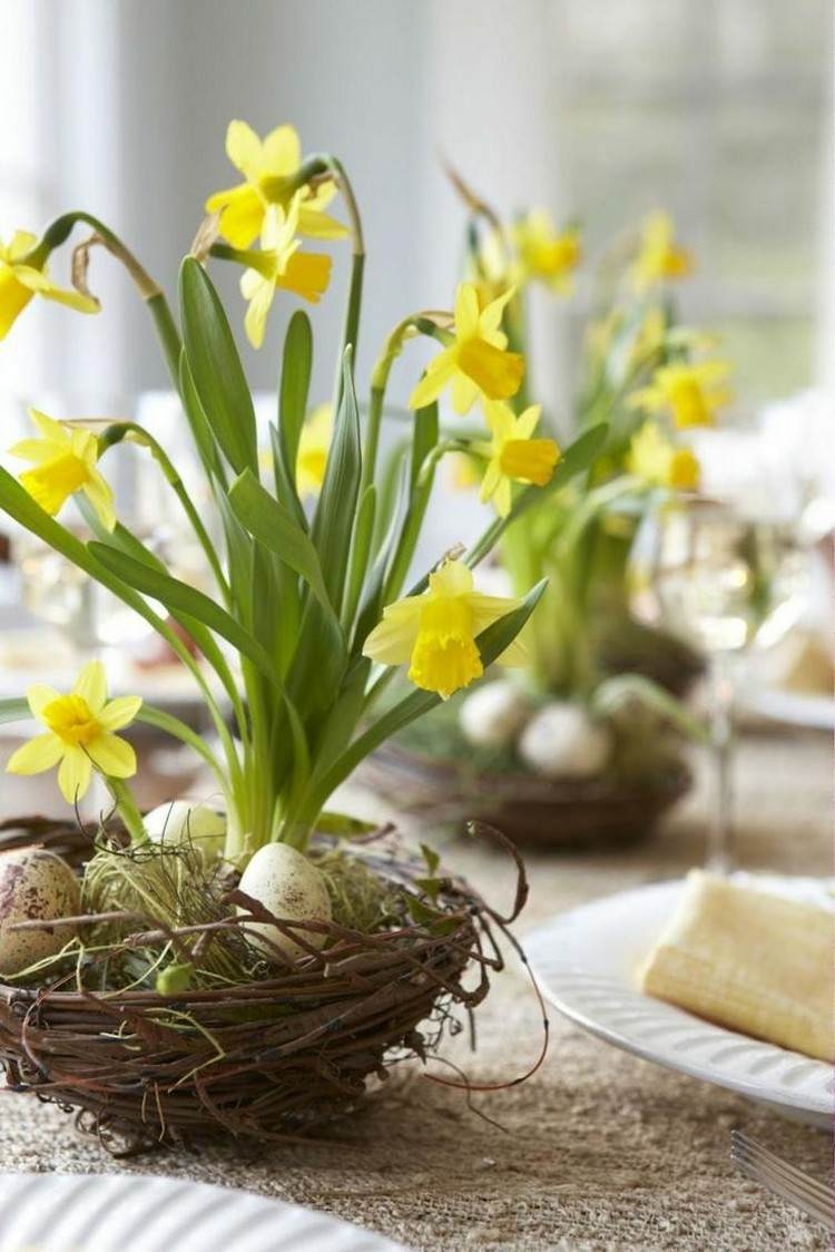 vårbord-dekoration-idéer-fågelbo-tidigt blommande-påsklilja-påskägg