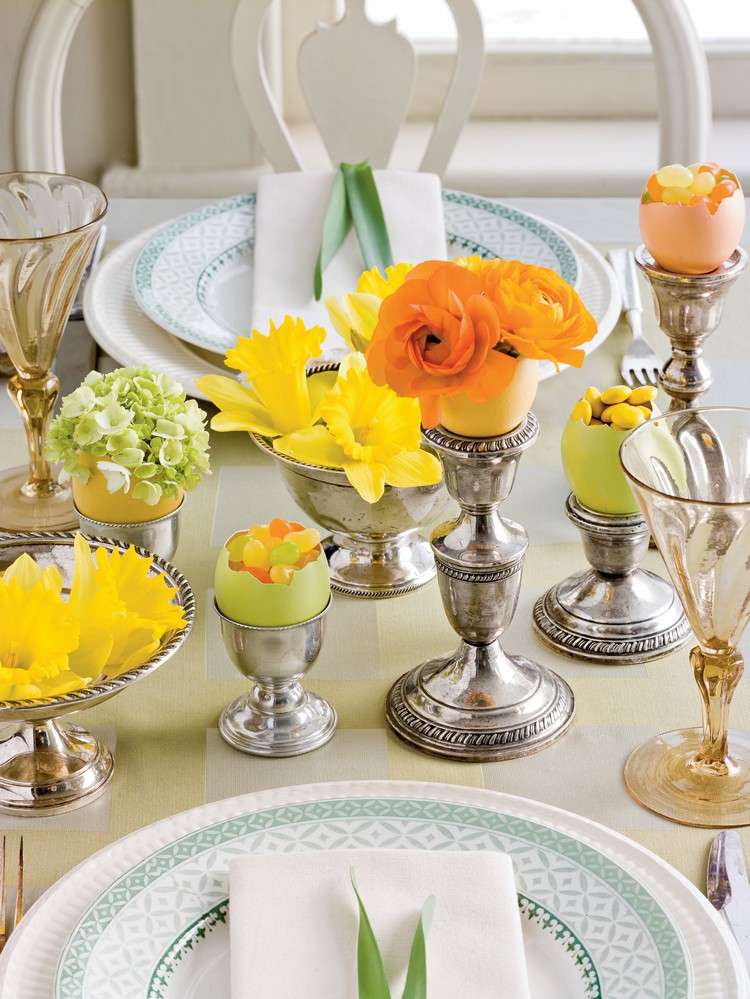 vårbord-dekoration-idéer-påsk-blommor-påsk-ägg-skål-vaser