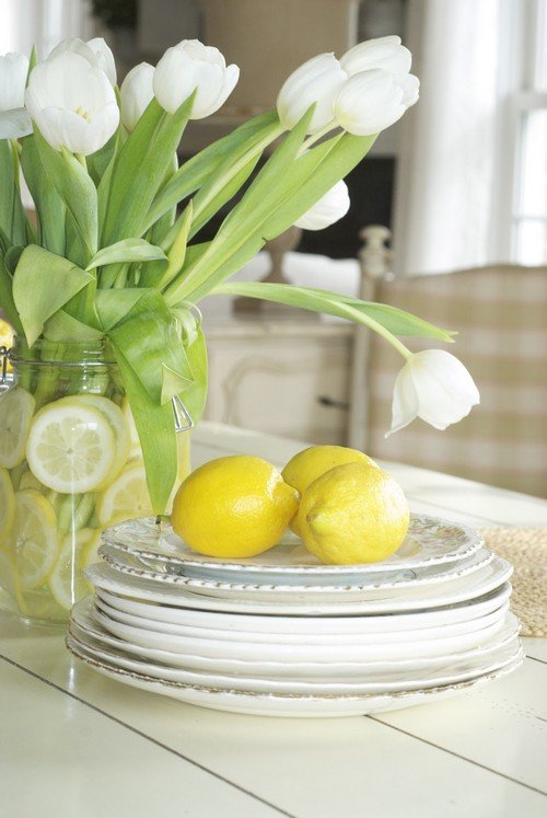 vita tulpaner dekorerar citronbord