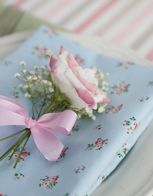 vacker bordsdekoration idé utspridda blommor servetter