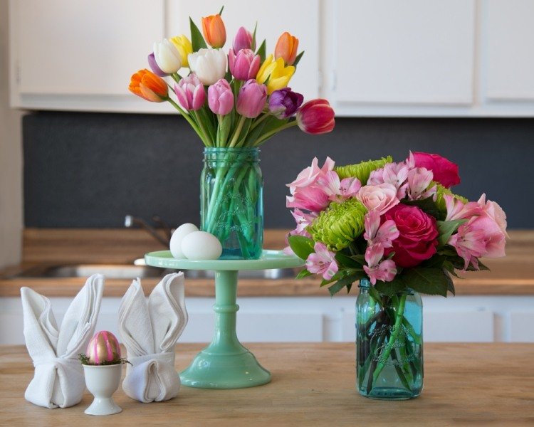 vårbord-dekorationer-blommor-påskägg-glas-vas-tyg-servetter-kanin-tårta-stå-tulpaner-pioner